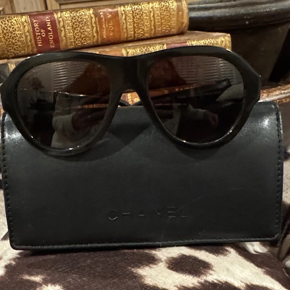 Chanel Pilot Polarized aviator sunglasses in quilted leather case - Picture 1 of 14